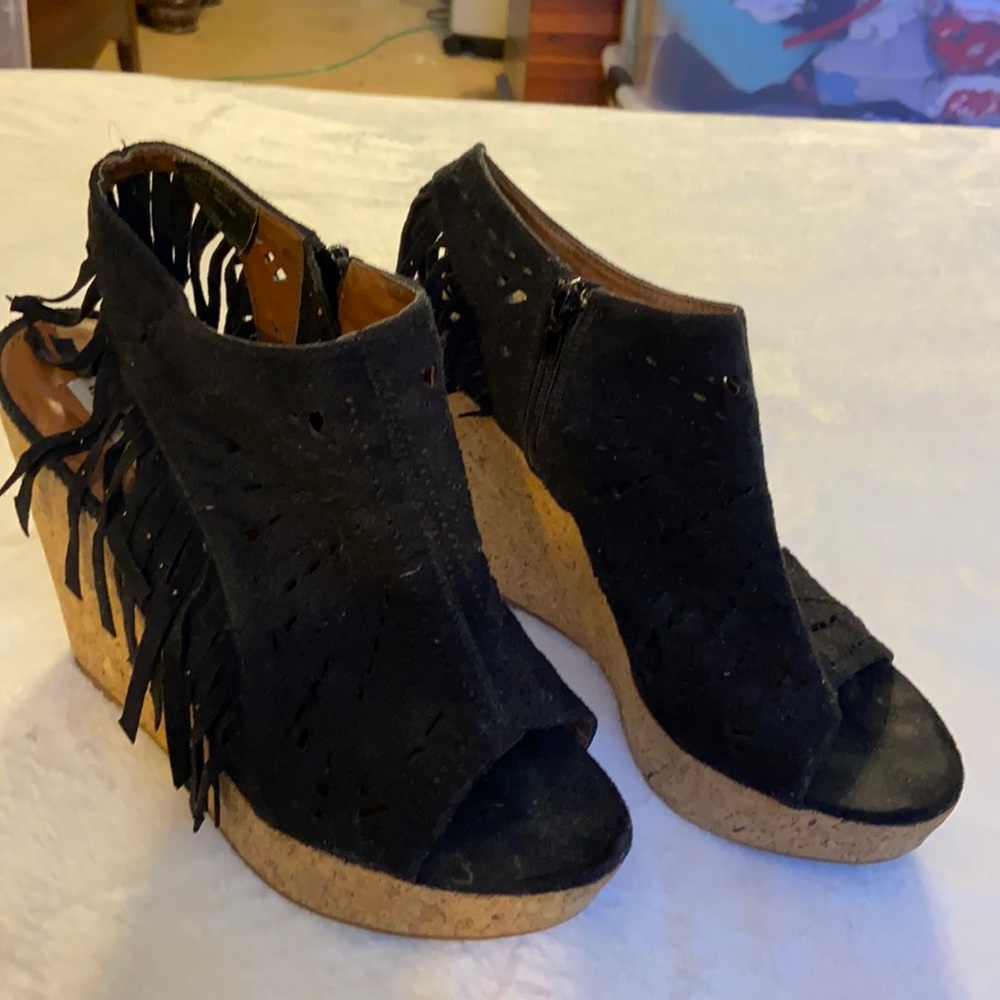 Black, peep toe, fringe wedges…. SPOT ON!